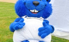 Volksstimme Maskottchen Vobi liegend