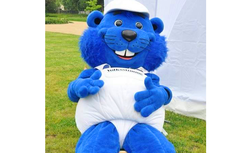 Volksstimme Maskottchen Vobi liegend