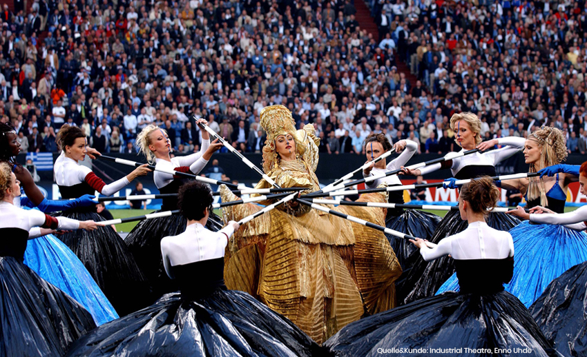 Goldkostüm FIFA UEFA Event Fussball Eröffnungsinzenierung